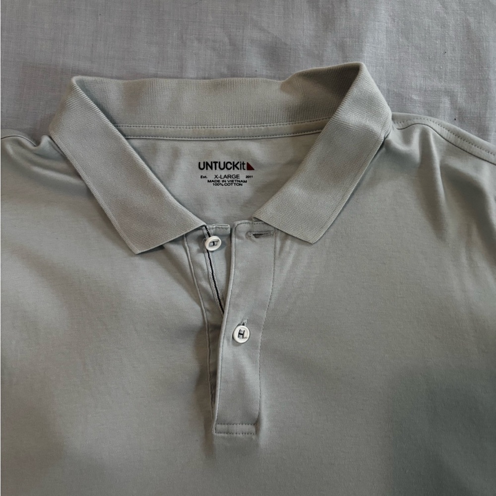UNTUCKit Men's Polo Shirt in Light Gray - Short Placket Collar
